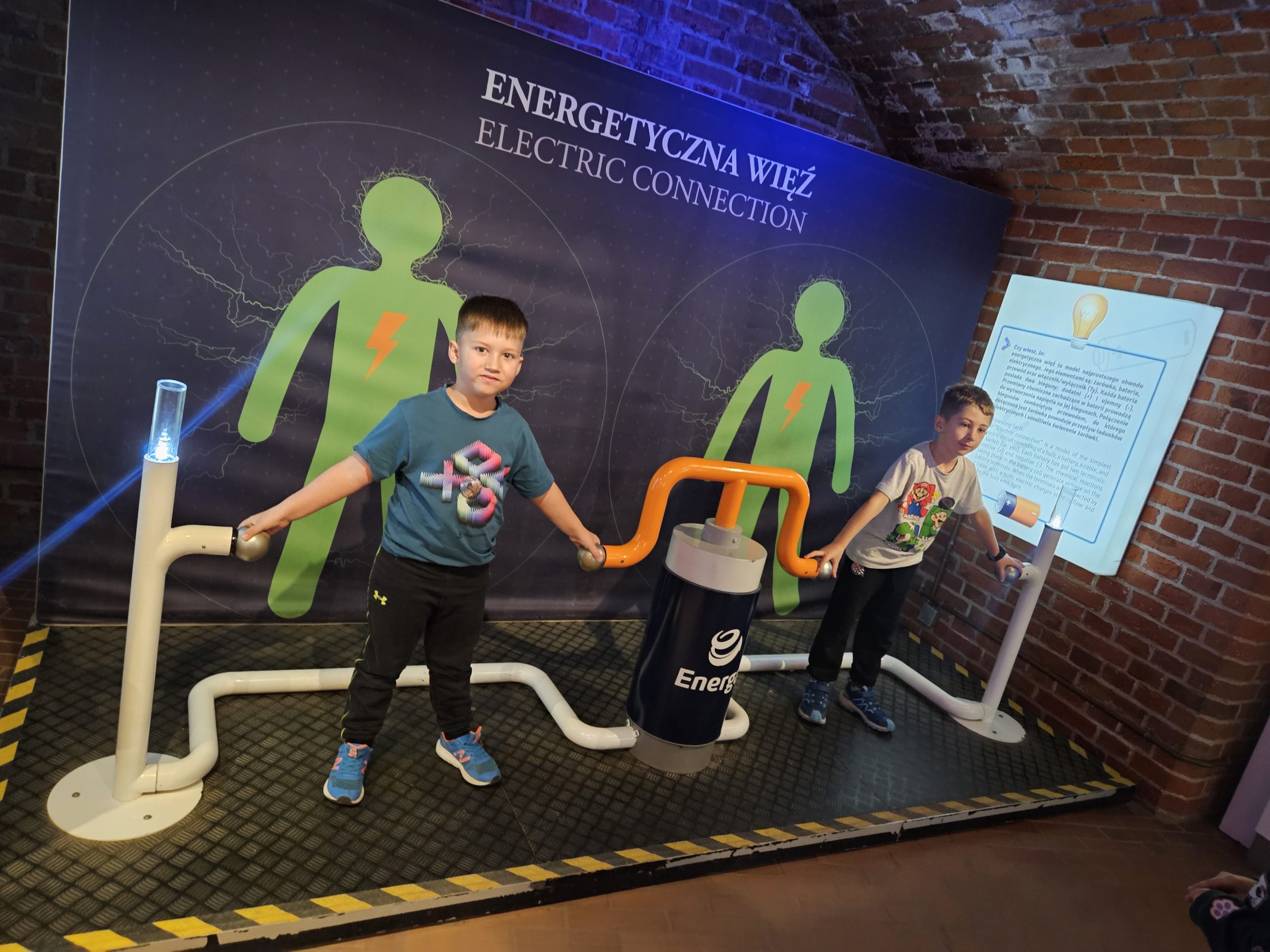 Uczniowie klasy 1A poznają zasady działania energii elektrycznej, korzystając z interaktywnej instalacji edukacyjnej w Hevelianum.
