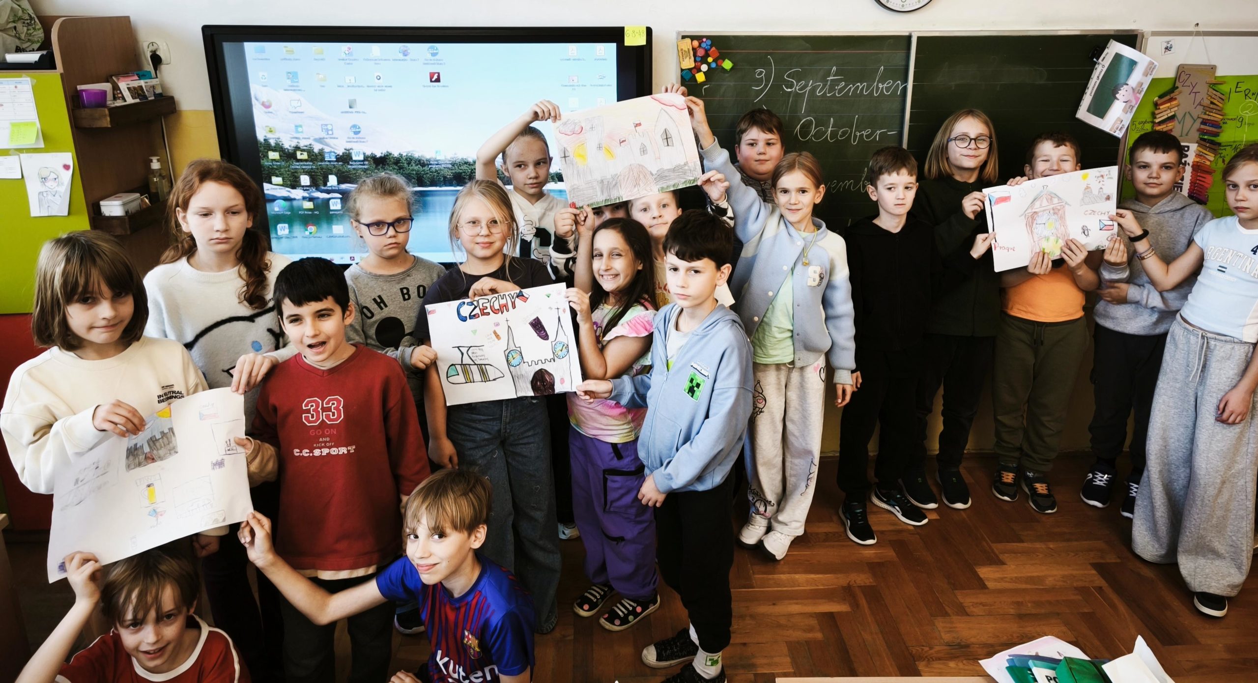 Uczniowie klasy 3d prezentują wykonane w grupach prace plastyczne przedstawiające Czechy.